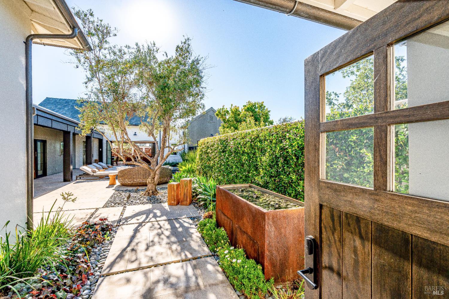 Detail Gallery Image 3 of 28 For 110 Vintners Ct, Napa,  CA 94559 - 3 Beds | 3/1 Baths