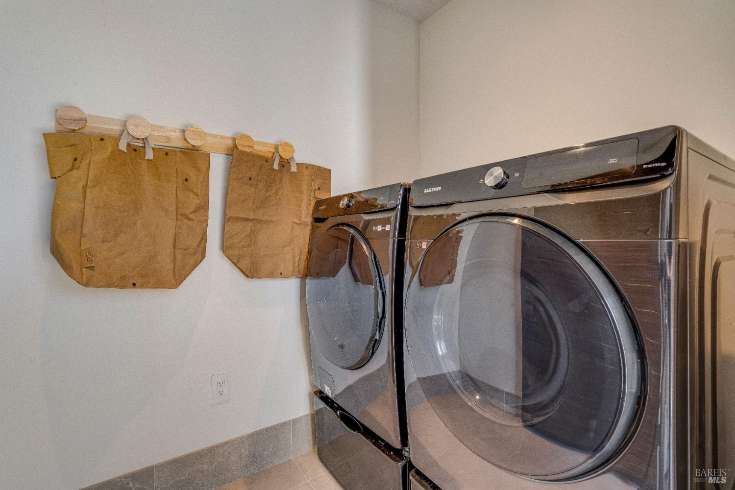 Detail Gallery Image 20 of 28 For 110 Vintners Ct, Napa,  CA 94559 - 3 Beds | 3/1 Baths