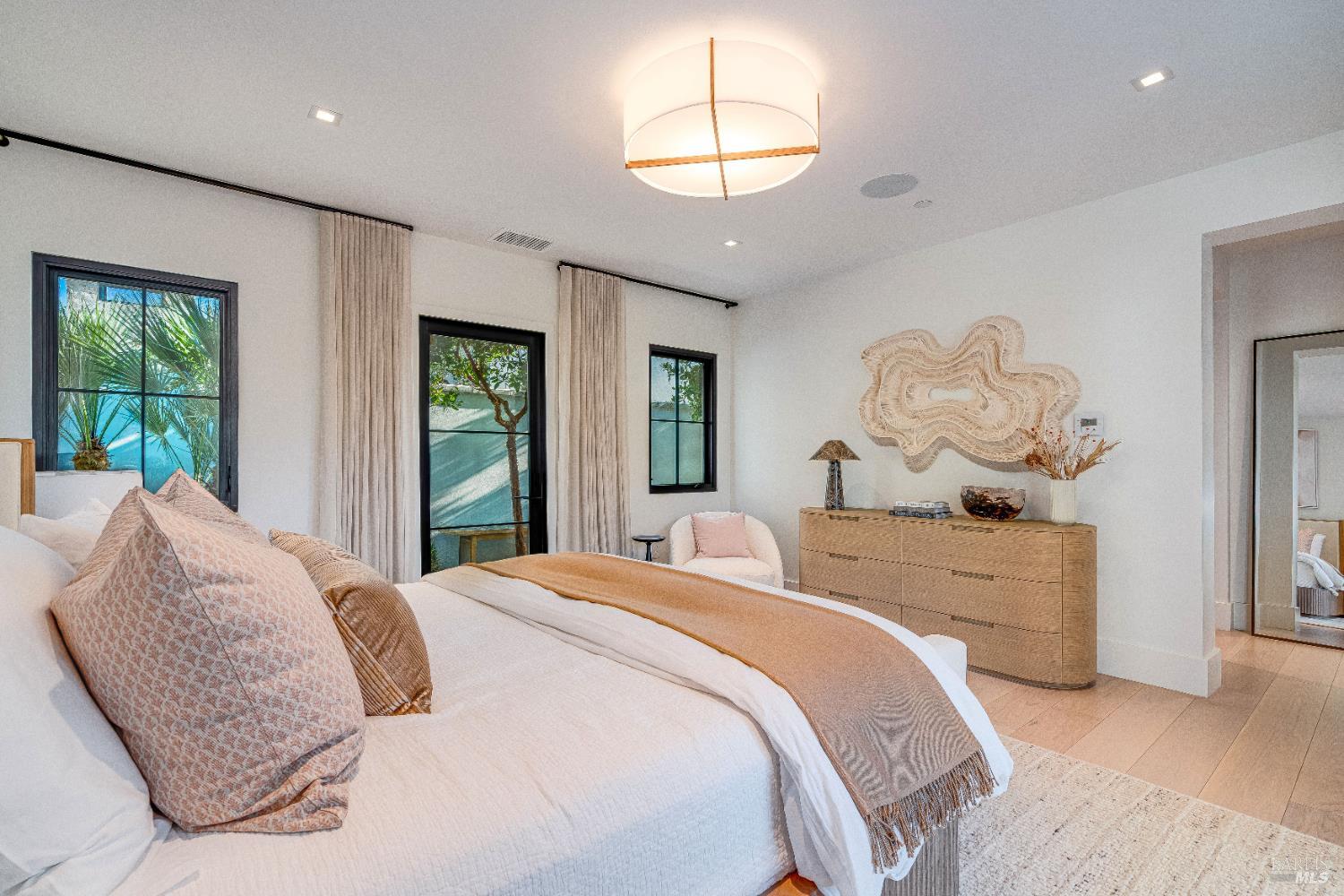 Detail Gallery Image 16 of 28 For 110 Vintners Ct, Napa,  CA 94559 - 3 Beds | 3/1 Baths