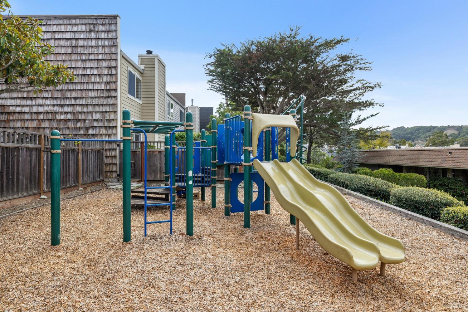 Detail Gallery Image 32 of 33 For 14 Mariner Green Dr, Corte Madera,  CA 94925 - 3 Beds | 2/1 Baths