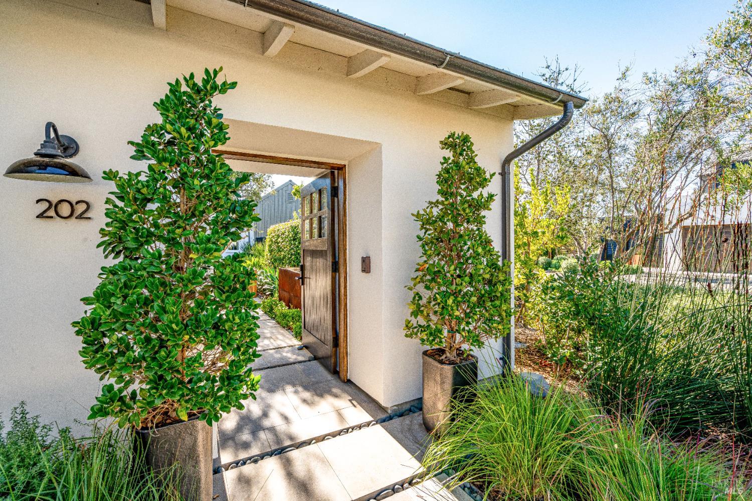 Detail Gallery Image 4 of 28 For 110 Vintners Ct, Napa,  CA 94559 - 3 Beds | 3/1 Baths