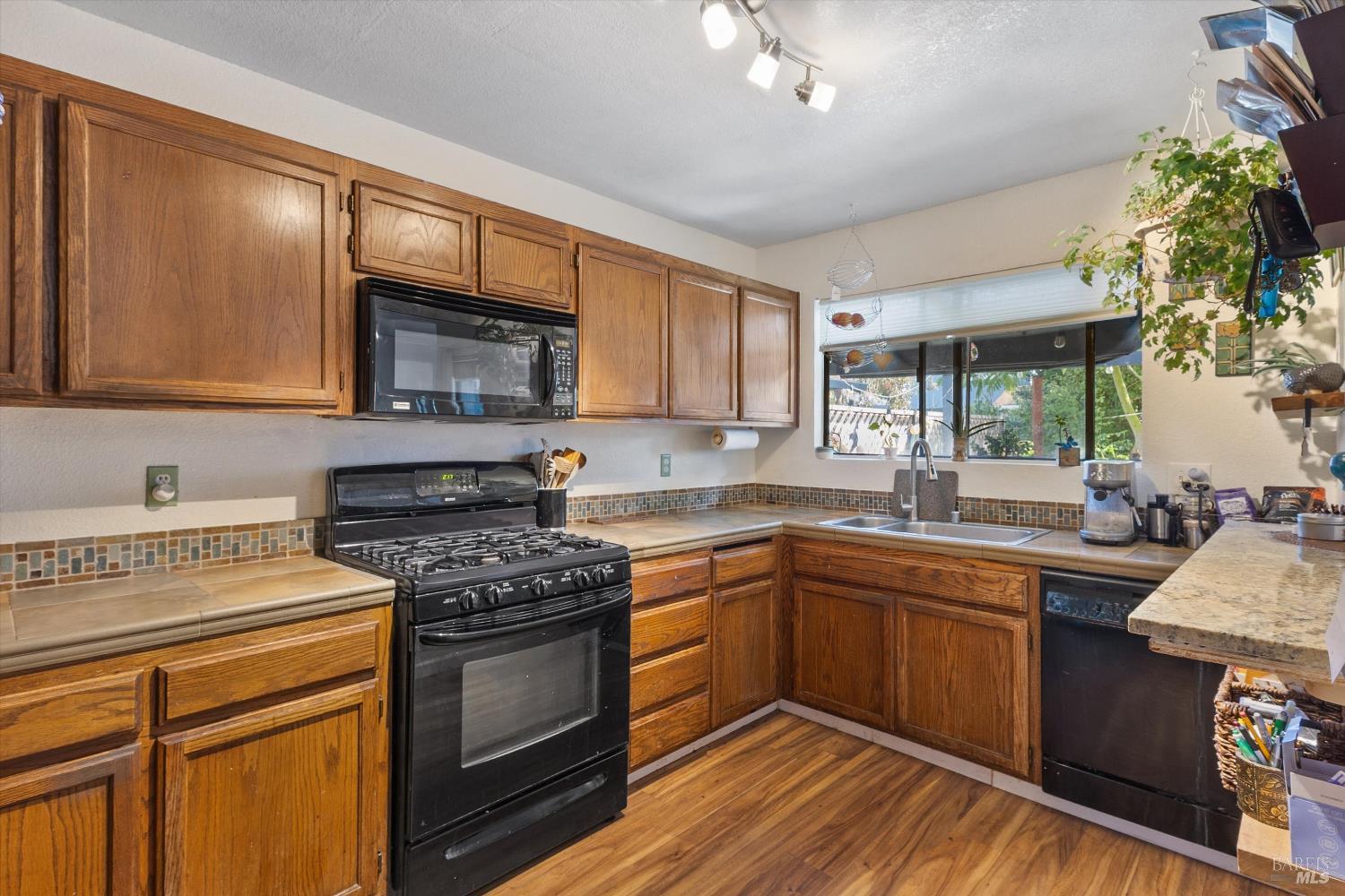 Detail Gallery Image 10 of 21 For 101 Pinewood Ct, Cotati,  CA 94931 - 4 Beds | 2/1 Baths