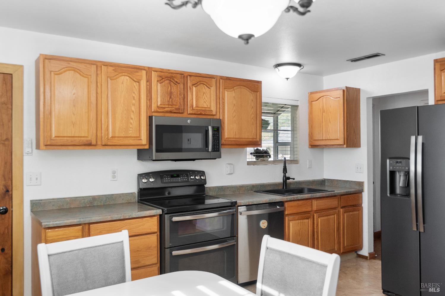 Detail Gallery Image 15 of 40 For 1557 Madrid Ct, Napa,  CA 94559 - 3 Beds | 2 Baths