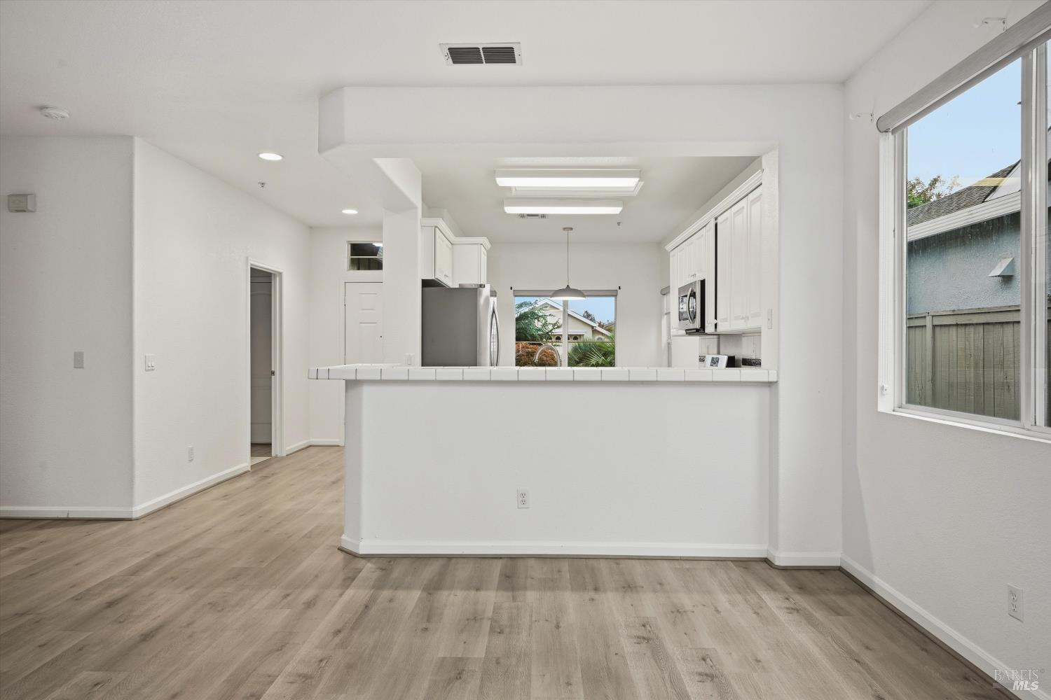 Detail Gallery Image 5 of 40 For 124 Wisteria Cir, Cloverdale,  CA 95425 - 2 Beds | 2 Baths