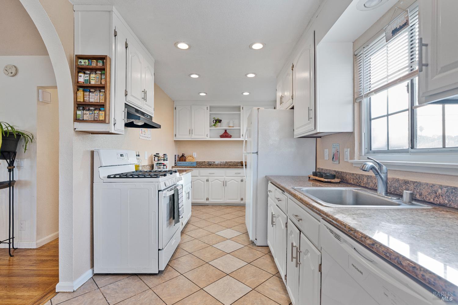 Detail Gallery Image 6 of 43 For 501 Baywood Dr, Vallejo,  CA 94591 - 3 Beds | 2 Baths