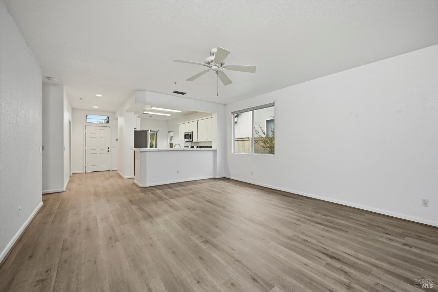 Detail Gallery Image 3 of 40 For 124 Wisteria Cir, Cloverdale,  CA 95425 - 2 Beds | 2 Baths