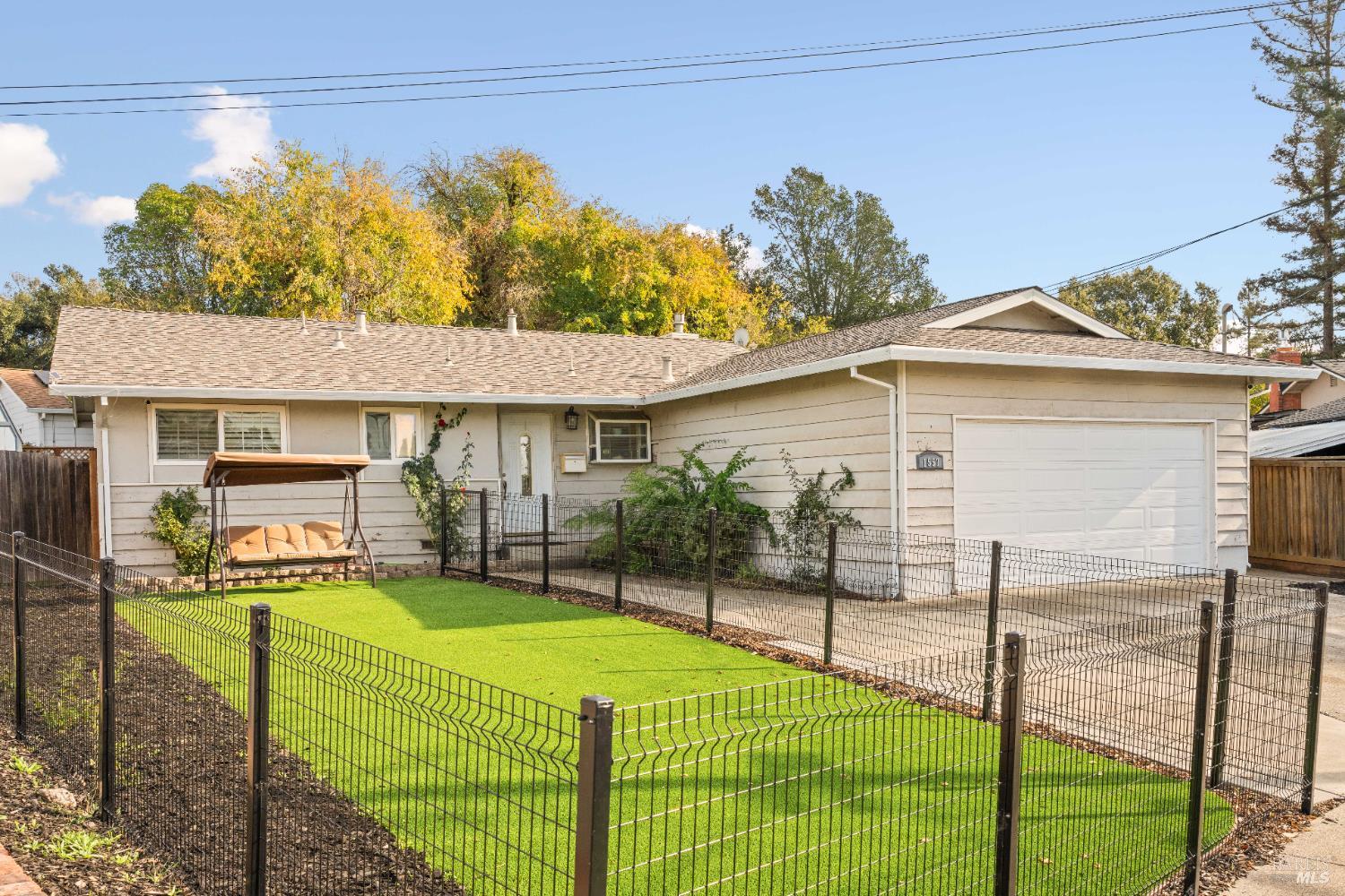 Detail Gallery Image 3 of 40 For 1557 Madrid Ct, Napa,  CA 94559 - 3 Beds | 2 Baths