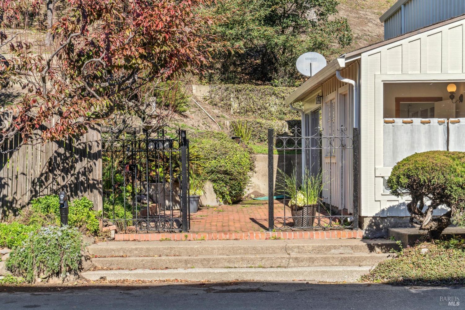 Detail Gallery Image 9 of 45 For 3 Wharf Rd, Bolinas,  CA 94924 - – Beds | – Baths