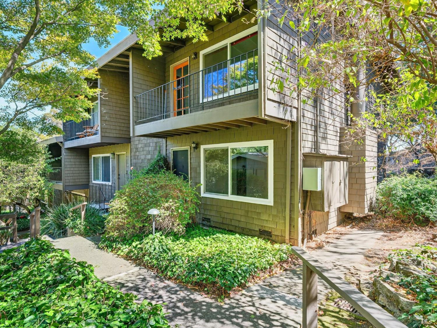 Detail Gallery Image 2 of 22 For 1411 Casa Buena Dr #14,  Corte Madera,  CA 94925 - 3 Beds | 1/1 Baths