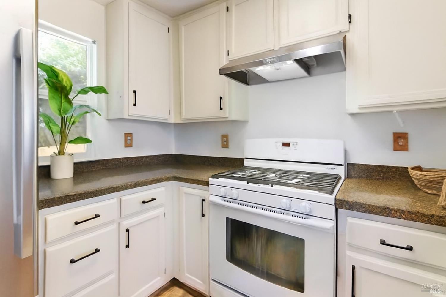 Detail Gallery Image 9 of 28 For 930 Kingwood St, Santa Rosa,  CA 95401 - 3 Beds | 1/1 Baths