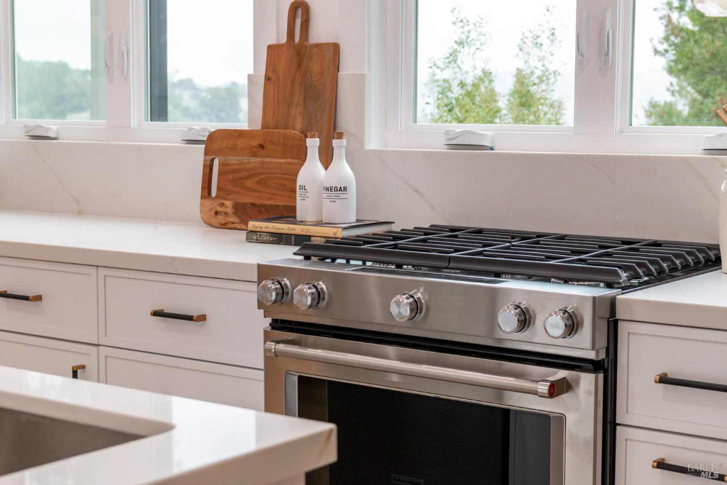 Detail Gallery Image 14 of 61 For 64 Mountain View Rd, Fairfax,  CA 94930 - 3 Beds | 2/1 Baths