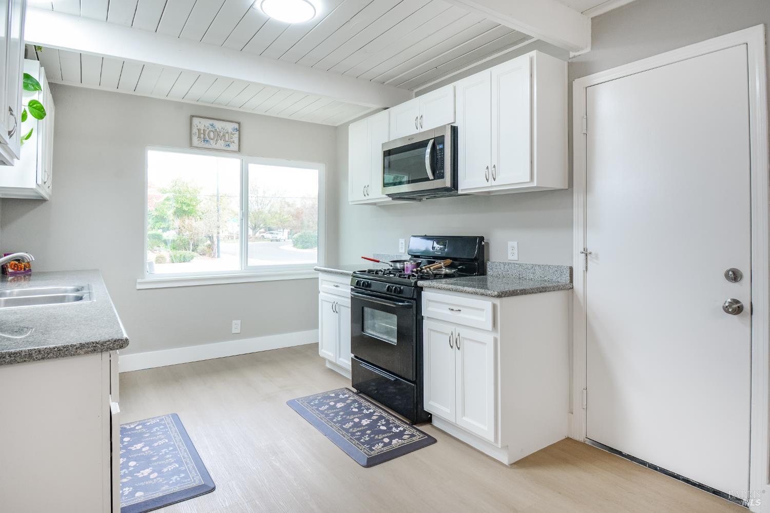 Detail Gallery Image 12 of 33 For 456 Lovers Ln, Vacaville,  CA 95688 - 4 Beds | 2 Baths