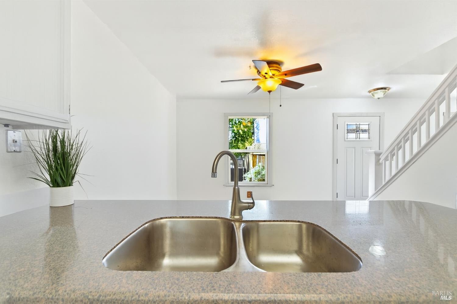 Detail Gallery Image 7 of 28 For 930 Kingwood St, Santa Rosa,  CA 95401 - 3 Beds | 1/1 Baths