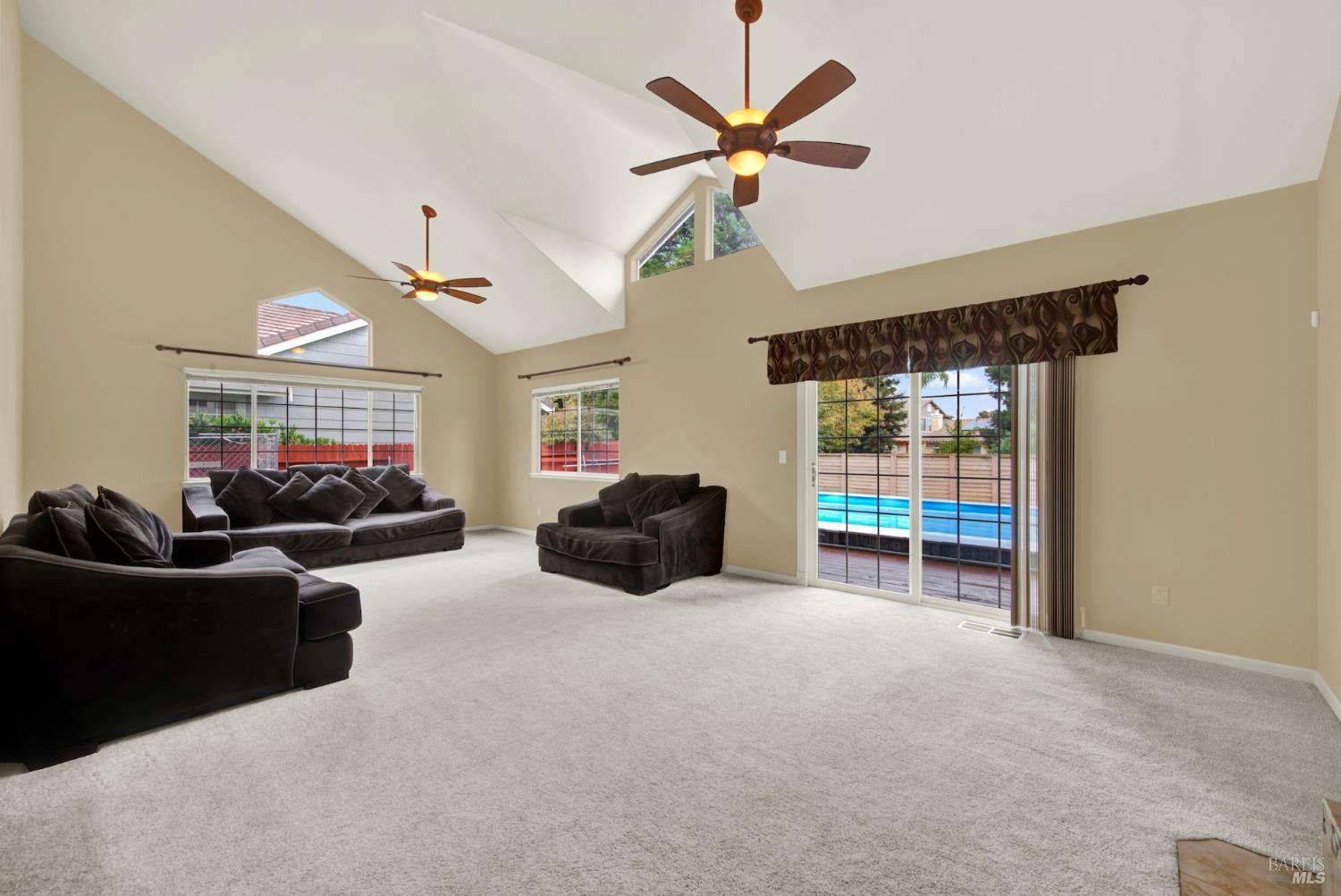 Detail Gallery Image 12 of 70 For 1520 Gill Ct, Dixon,  CA 95620 - 5 Beds | 3 Baths