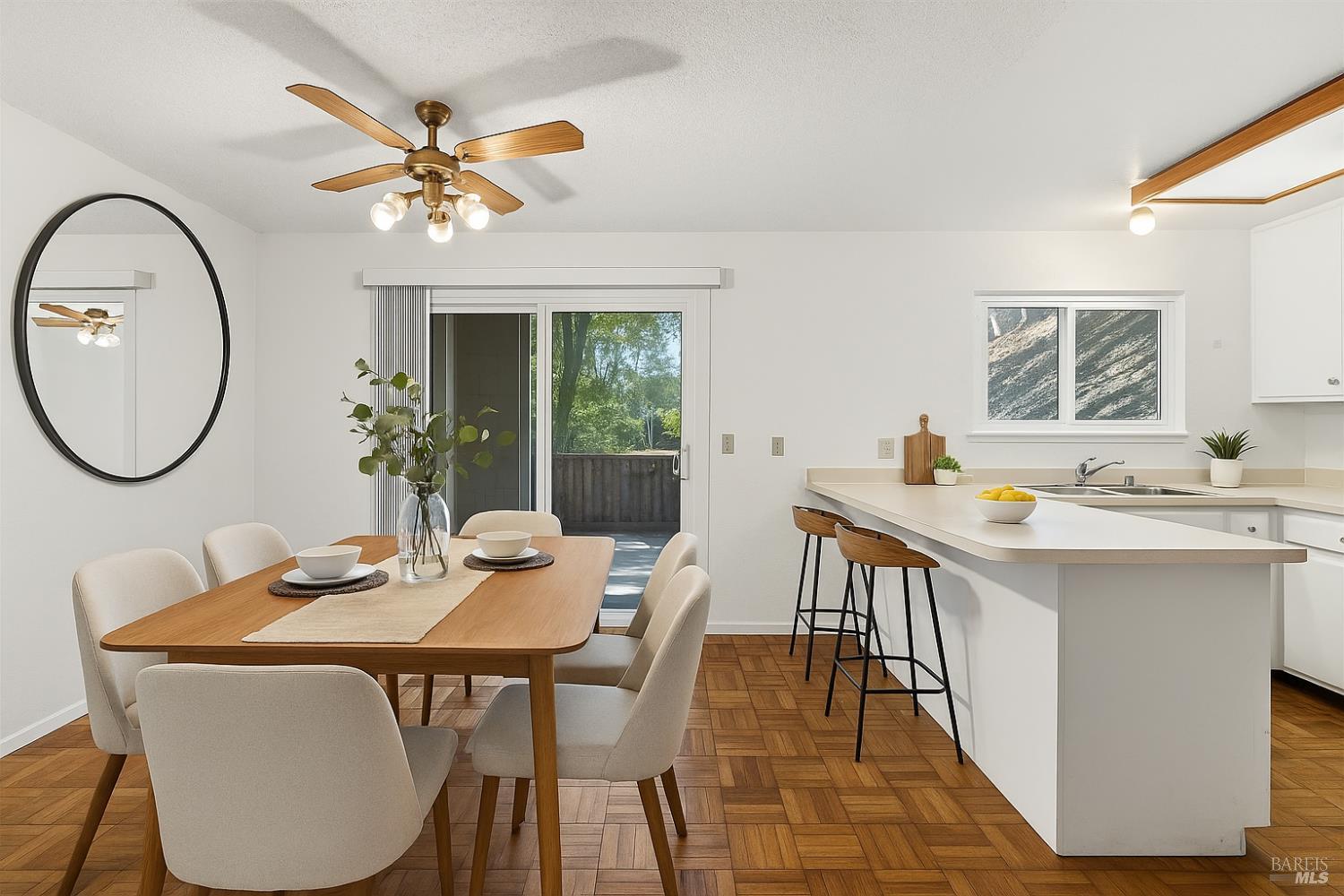 Detail Gallery Image 4 of 22 For 1411 Casa Buena Dr #14,  Corte Madera,  CA 94925 - 3 Beds | 1/1 Baths