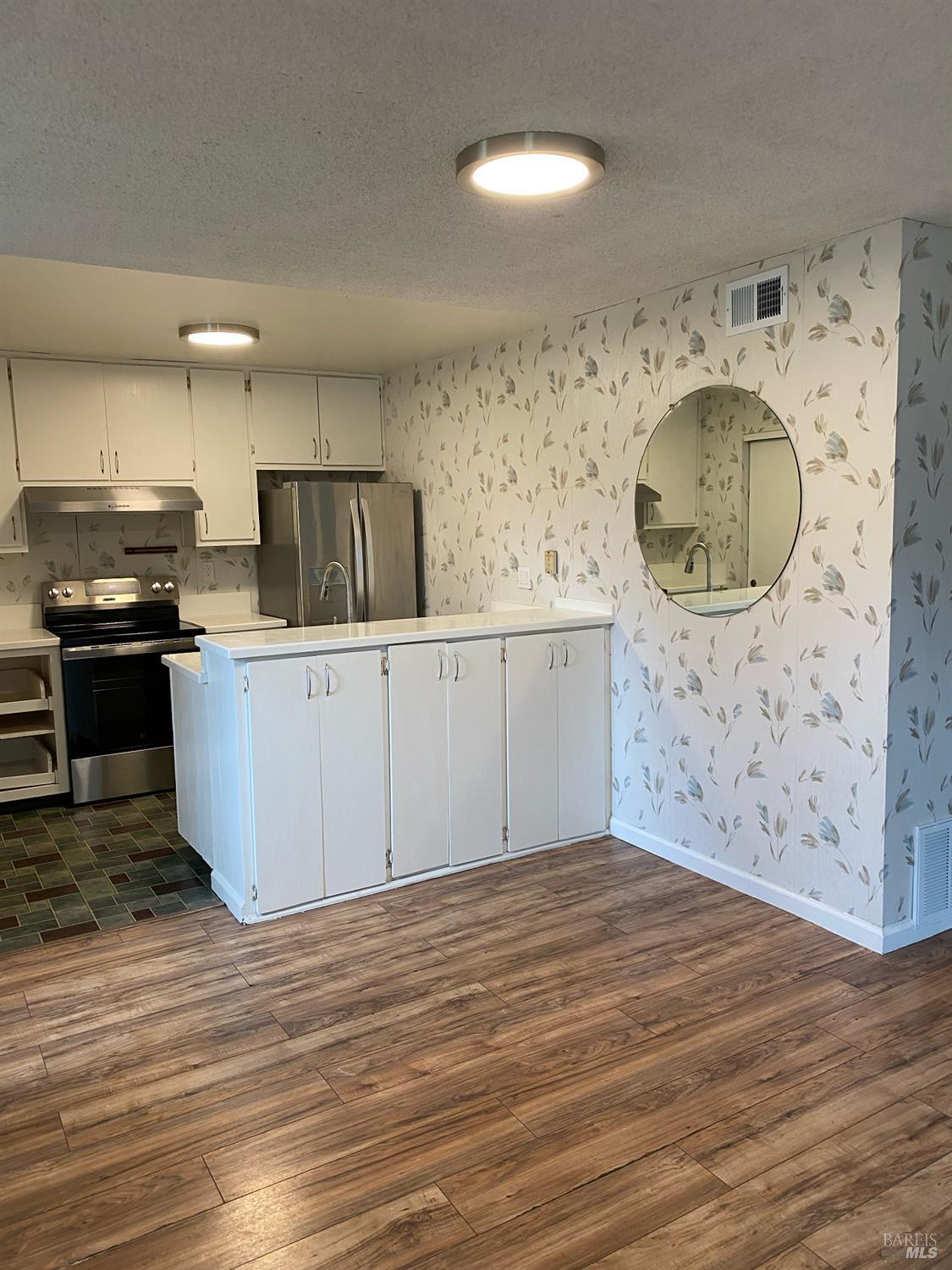 Detail Gallery Image 3 of 18 For 425 Bahia Way, San Rafael,  CA 94901 - 2 Beds | 1 Baths