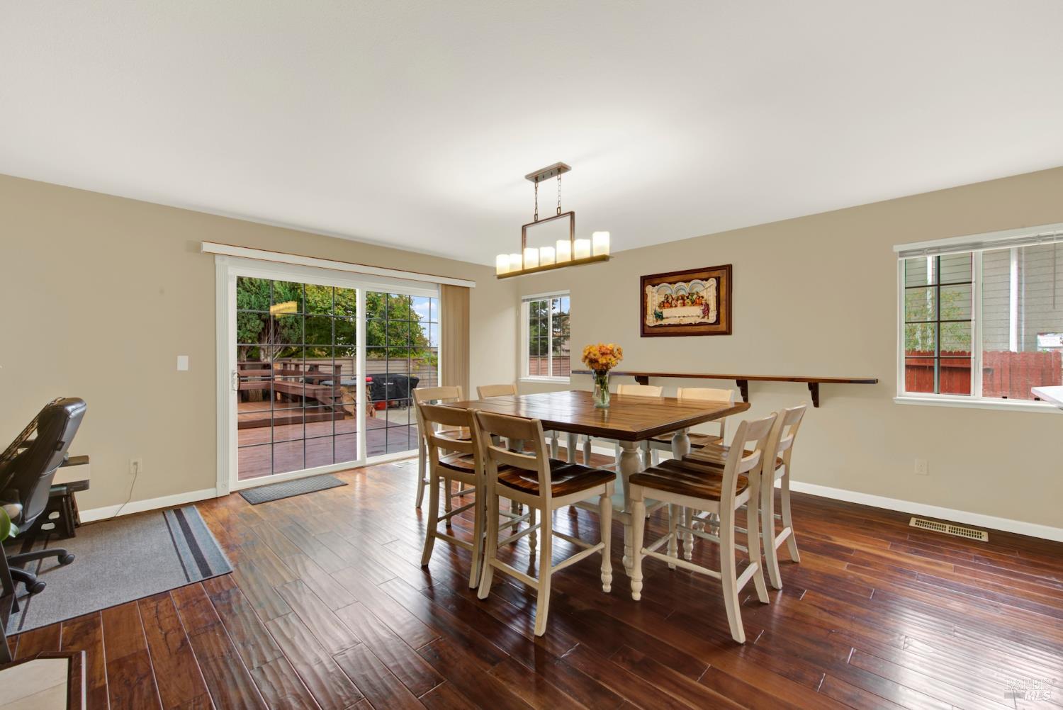 Detail Gallery Image 7 of 70 For 1520 Gill Ct, Dixon,  CA 95620 - 5 Beds | 3 Baths