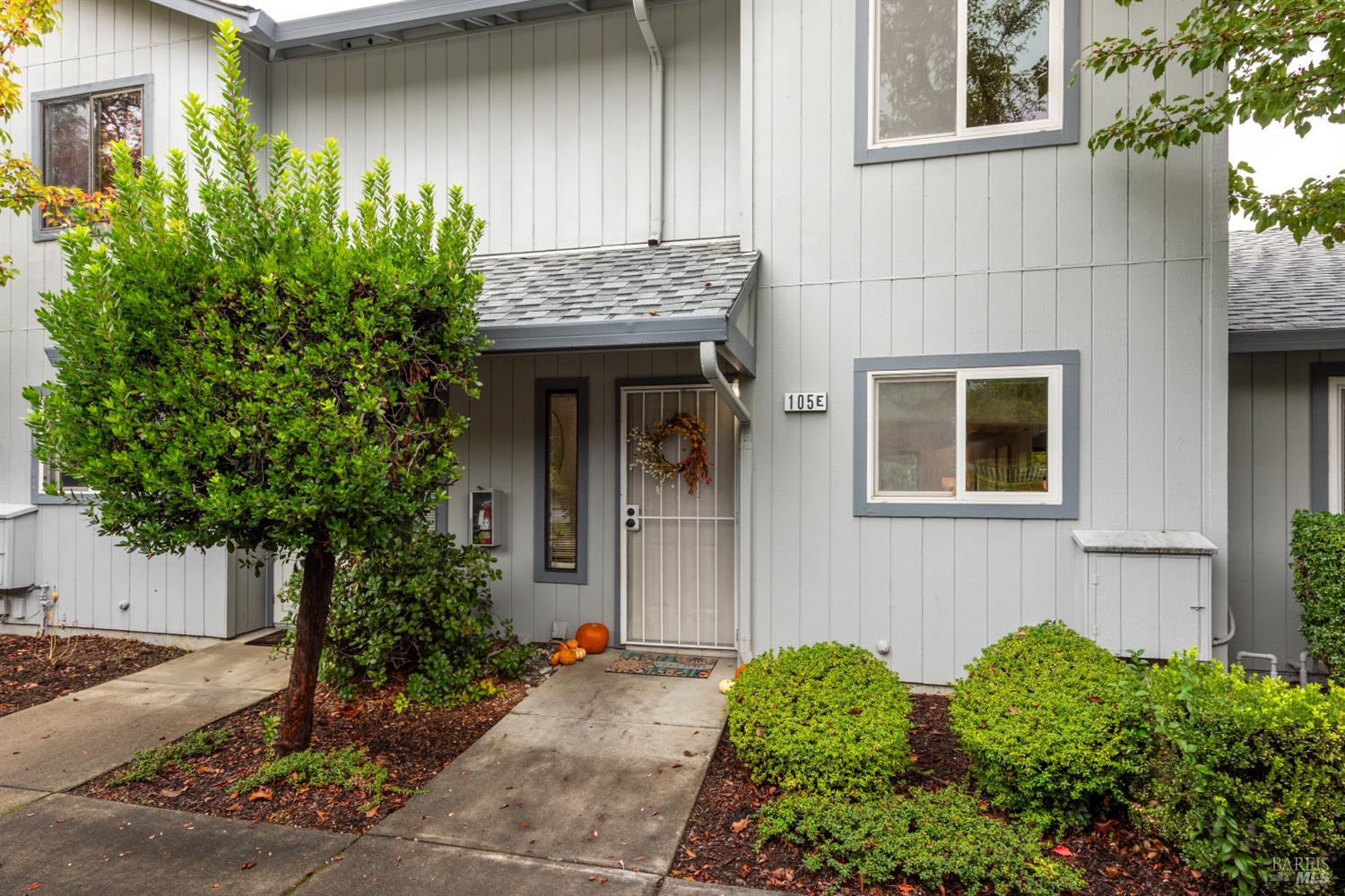 Detail Gallery Image 3 of 47 For 105 Elbridge Ave #E,  Cloverdale,  CA 95425 - 2 Beds | 1/1 Baths