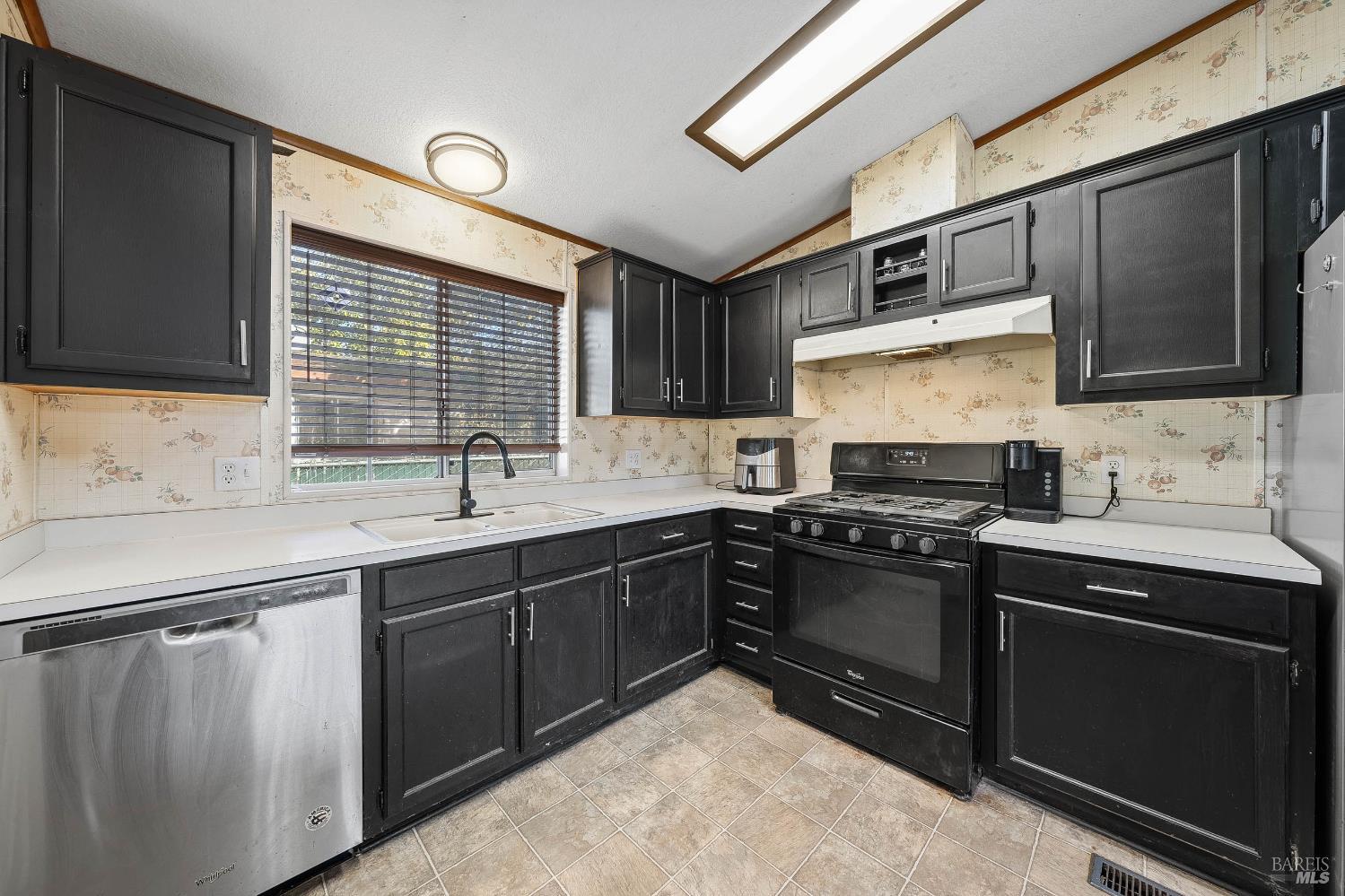 Detail Gallery Image 5 of 47 For 13953 Apple Ln, Clearlake Oaks,  CA 95423 - 2 Beds | 2 Baths