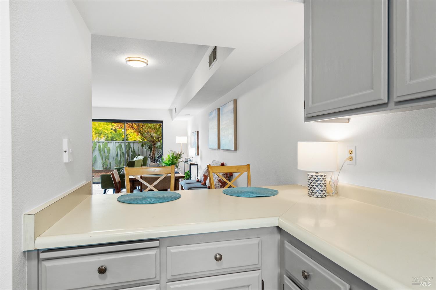 Detail Gallery Image 12 of 47 For 105 Elbridge Ave #E,  Cloverdale,  CA 95425 - 2 Beds | 1/1 Baths