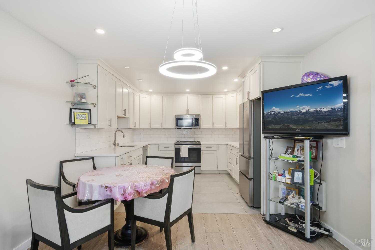 Detail Gallery Image 4 of 17 For 155 Canal St #7,  San Rafael,  CA 94901 - 1 Beds | 1 Baths