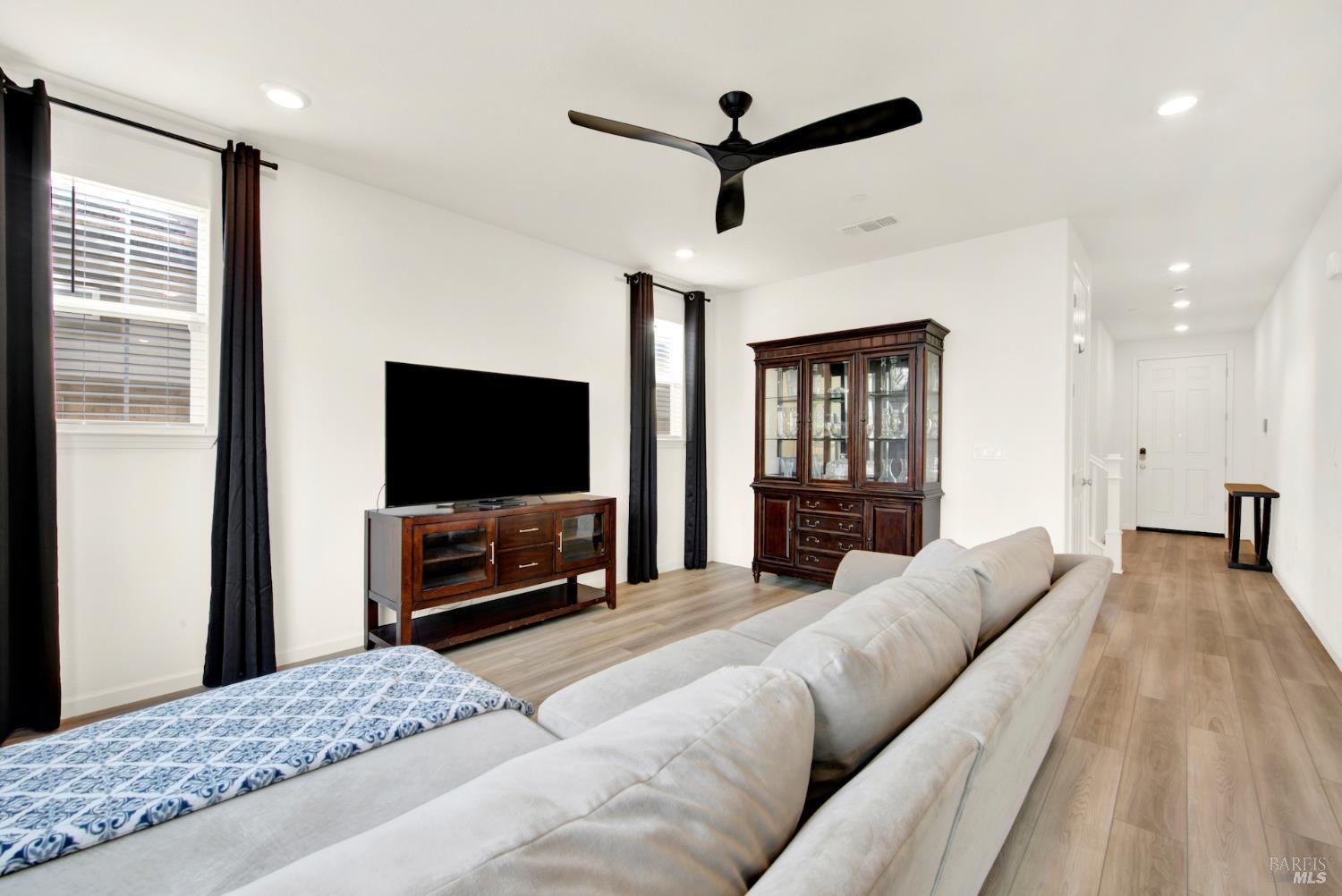 Detail Gallery Image 9 of 57 For 6018 Driver Ct, Vacaville,  CA 95687 - 4 Beds | 3 Baths