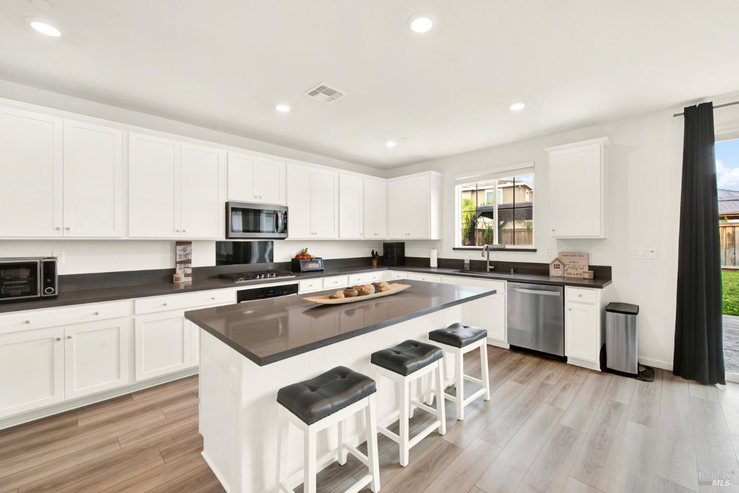 Detail Gallery Image 14 of 57 For 6018 Driver Ct, Vacaville,  CA 95687 - 4 Beds | 3 Baths