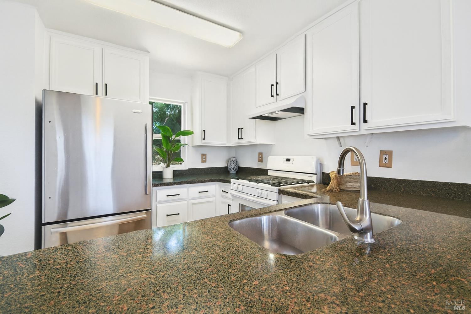 Detail Gallery Image 6 of 28 For 930 Kingwood St, Santa Rosa,  CA 95401 - 3 Beds | 1/1 Baths