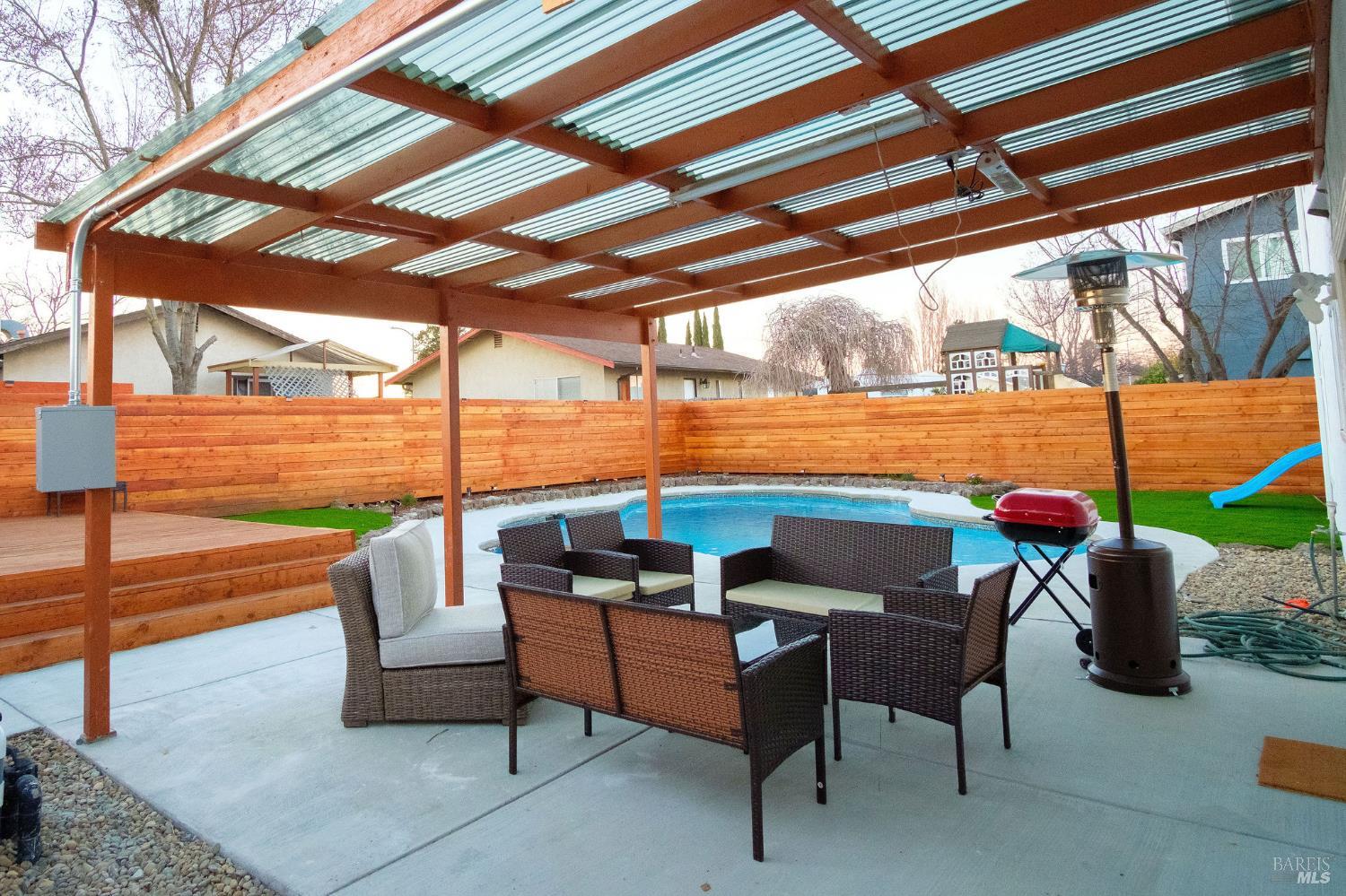 Detail Gallery Image 6 of 8 For 1210 Humphrey Dr, Suisun City,  CA 94585 - 4 Beds | 2/1 Baths