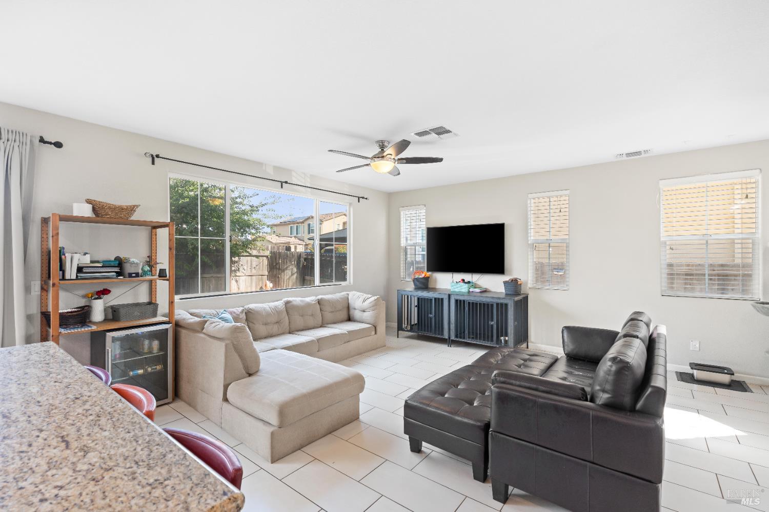 Detail Gallery Image 14 of 47 For 112 Wisteria Cir, Vacaville,  CA 95687 - 4 Beds | 3 Baths