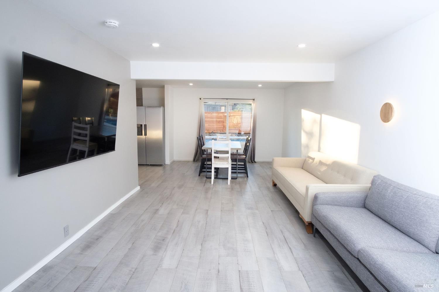 Detail Gallery Image 4 of 8 For 1210 Humphrey Dr, Suisun City,  CA 94585 - 4 Beds | 2/1 Baths