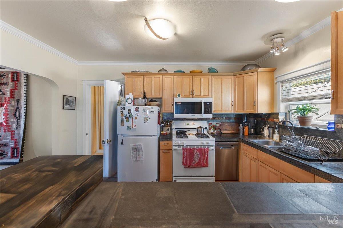 Detail Gallery Image 11 of 46 For 130 11th St, Santa Rosa,  CA 95401 - 4 Beds | 2 Baths