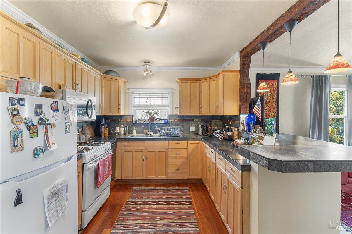 Detail Gallery Image 10 of 46 For 130 11th St, Santa Rosa,  CA 95401 - 4 Beds | 2 Baths