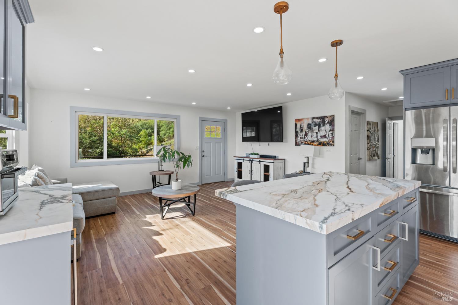 Detail Gallery Image 4 of 20 For 8500 Black Bart Trl, Redwood Valley,  CA 95470 - 4 Beds | 2 Baths