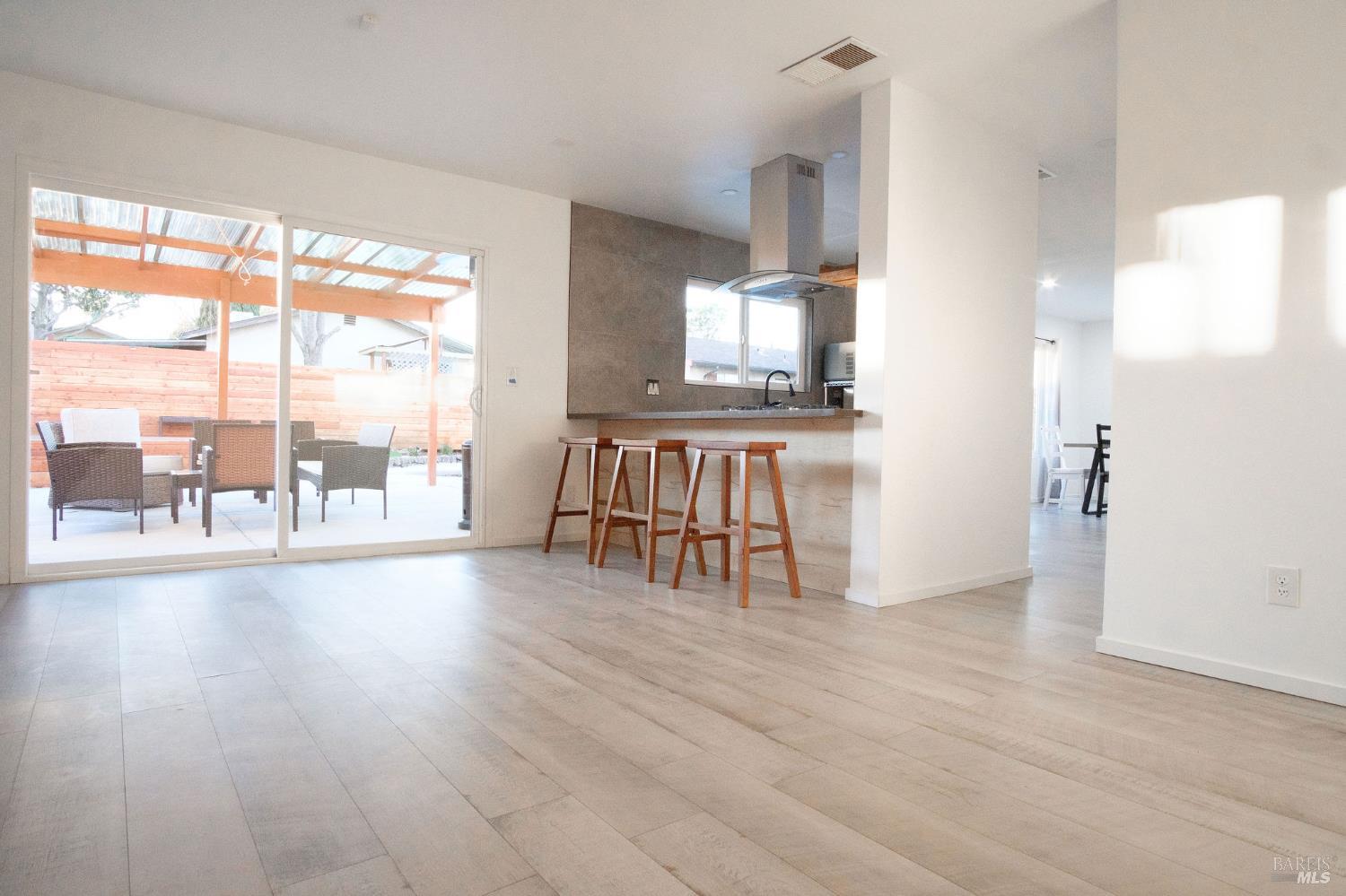 Detail Gallery Image 5 of 8 For 1210 Humphrey Dr, Suisun City,  CA 94585 - 4 Beds | 2/1 Baths