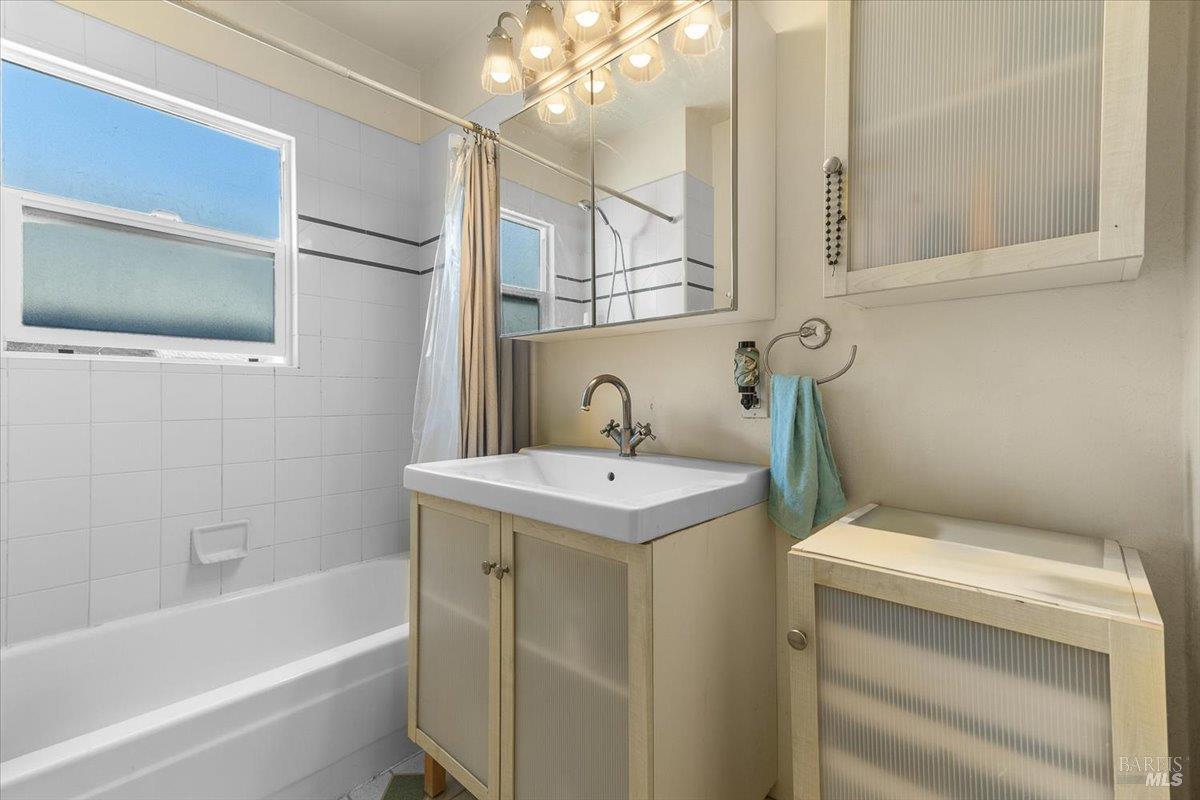 Detail Gallery Image 17 of 46 For 130 11th St, Santa Rosa,  CA 95401 - 4 Beds | 2 Baths