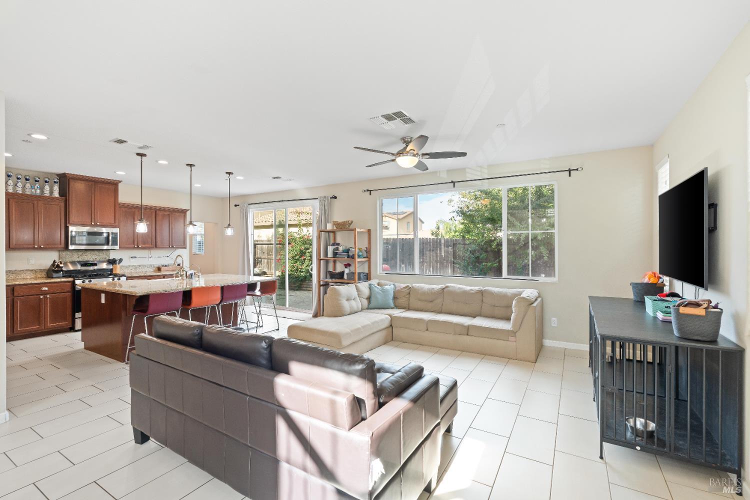 Detail Gallery Image 17 of 47 For 112 Wisteria Cir, Vacaville,  CA 95687 - 4 Beds | 3 Baths