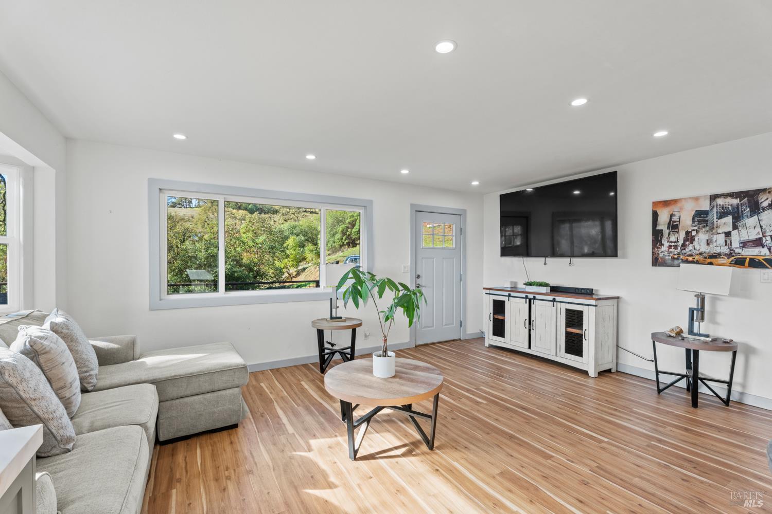 Detail Gallery Image 5 of 20 For 8500 Black Bart Trl, Redwood Valley,  CA 95470 - 4 Beds | 2 Baths