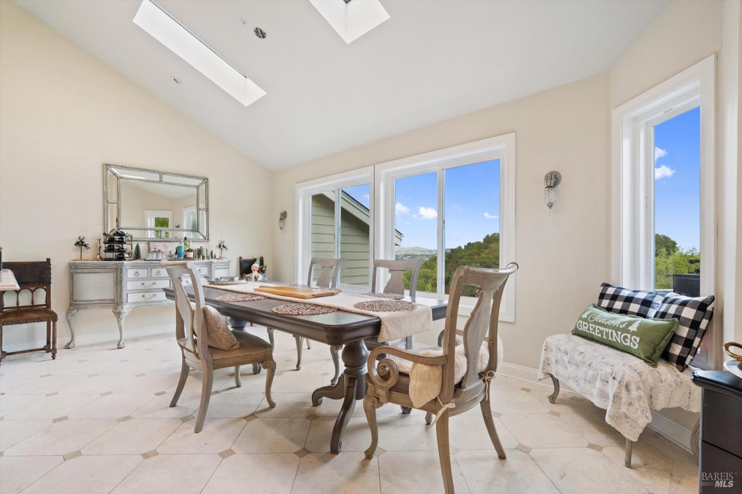 Detail Gallery Image 5 of 14 For 46 Laurel Glen Ter, San Rafael,  CA 94903 - 4 Beds | 2/1 Baths