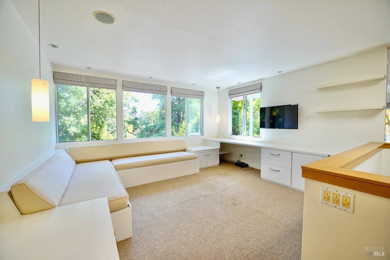 Detail Gallery Image 14 of 43 For 10 Idalia Ct, San Anselmo,  CA 94960 - 4 Beds | 3 Baths