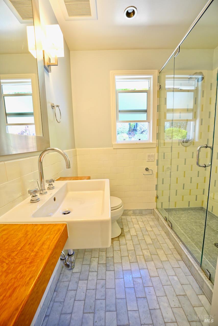 Detail Gallery Image 16 of 43 For 10 Idalia Ct, San Anselmo,  CA 94960 - 4 Beds | 3 Baths