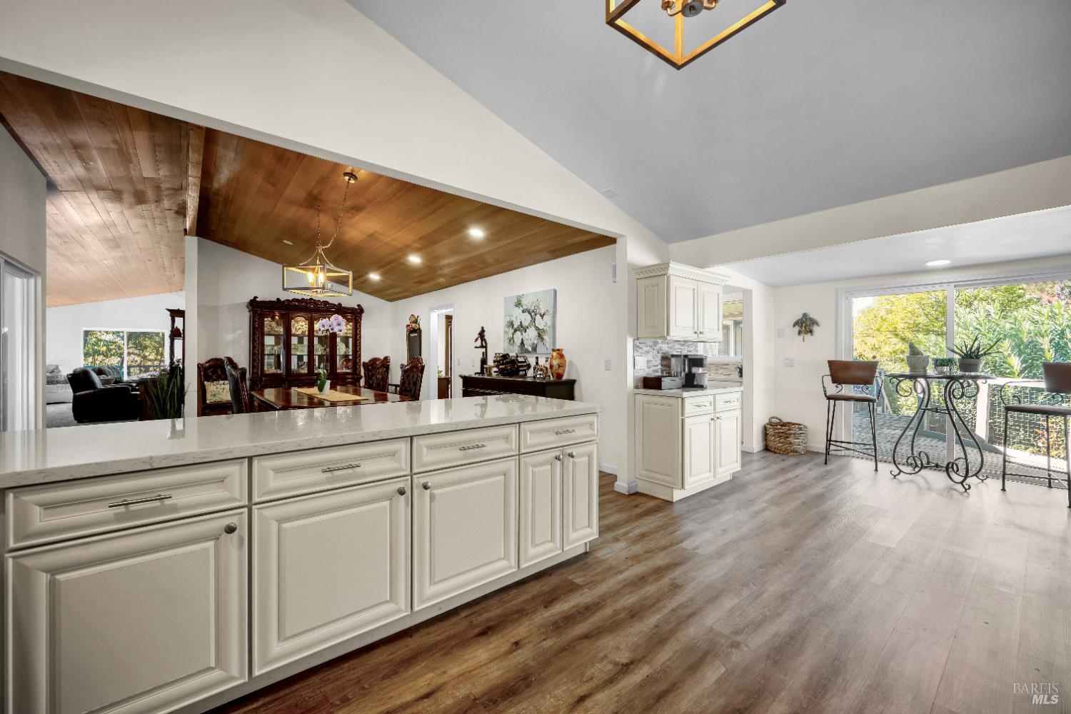 Detail Gallery Image 6 of 45 For 441 Vichy Hills Dr, Ukiah,  CA 95482 - 3 Beds | 3/1 Baths