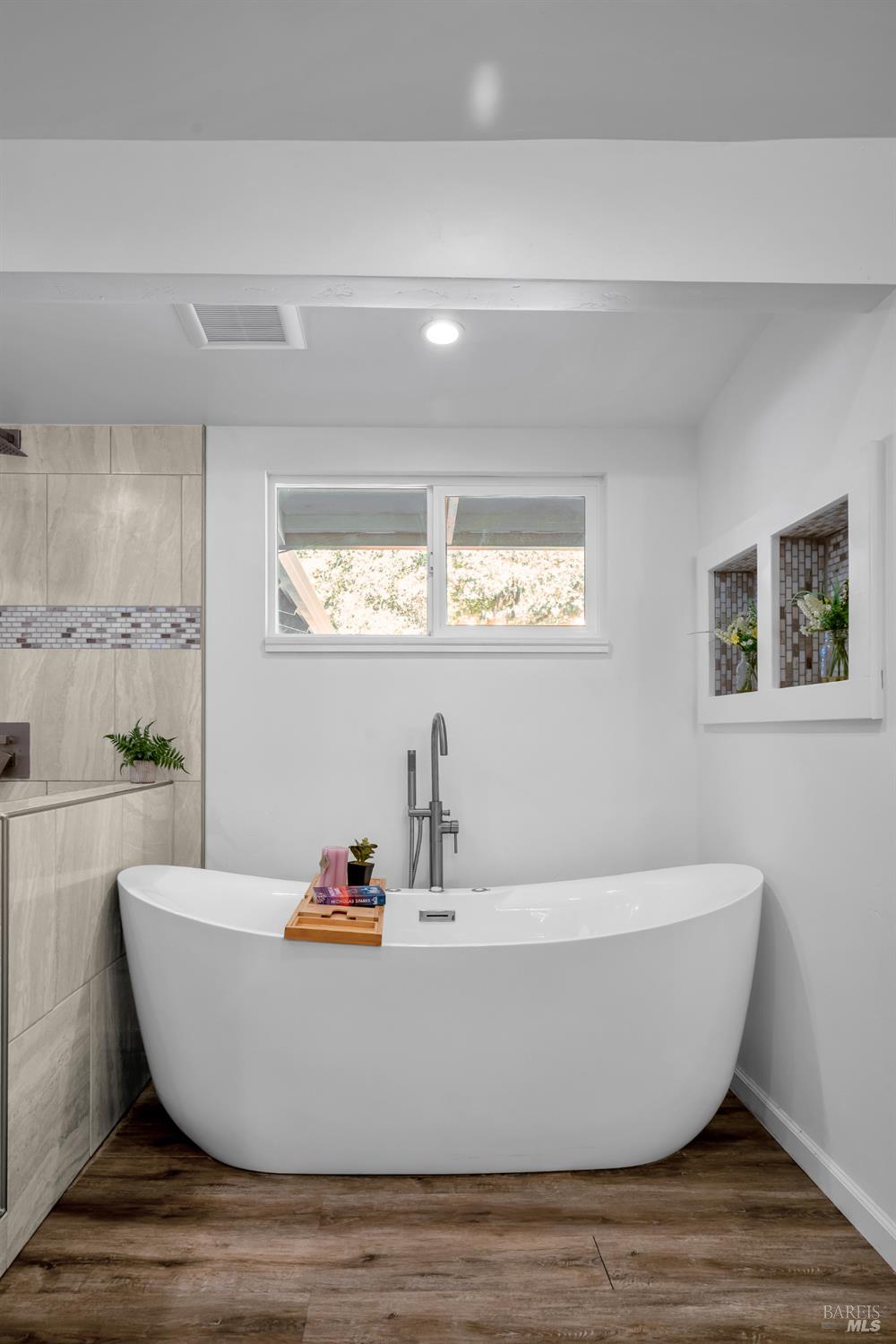 Detail Gallery Image 15 of 45 For 441 Vichy Hills Dr, Ukiah,  CA 95482 - 3 Beds | 3/1 Baths