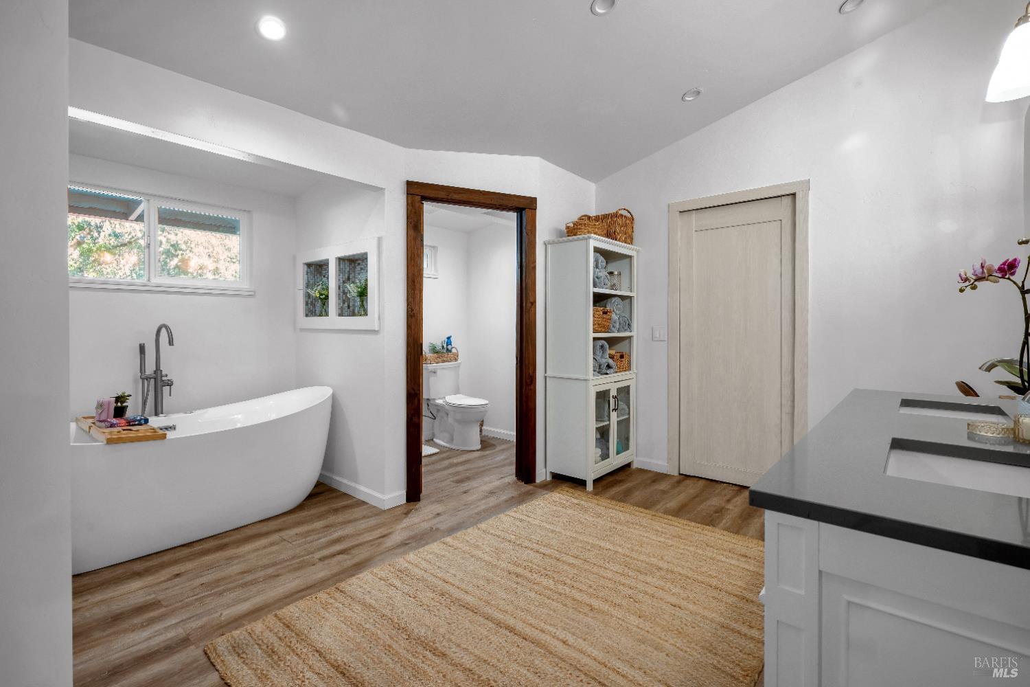 Detail Gallery Image 14 of 45 For 441 Vichy Hills Dr, Ukiah,  CA 95482 - 3 Beds | 3/1 Baths