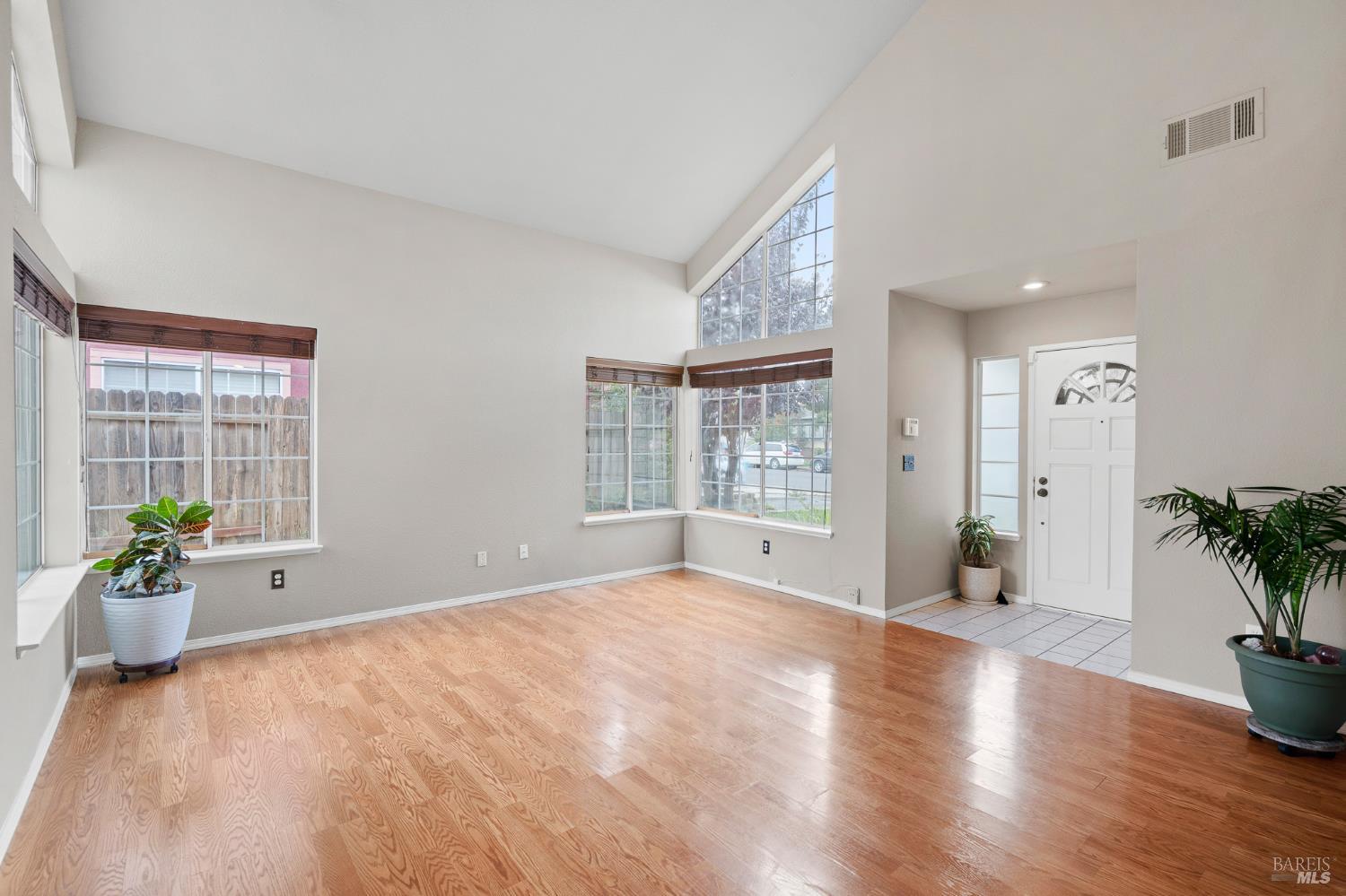 Detail Gallery Image 9 of 48 For 1740 Gateway Dr, Vallejo,  CA 94589 - 4 Beds | 3 Baths