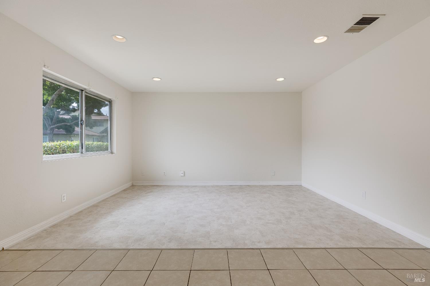 Detail Gallery Image 3 of 22 For 2404 Lemontree Ct #1,  Antioch,  CA 94509 - 2 Beds | 1 Baths