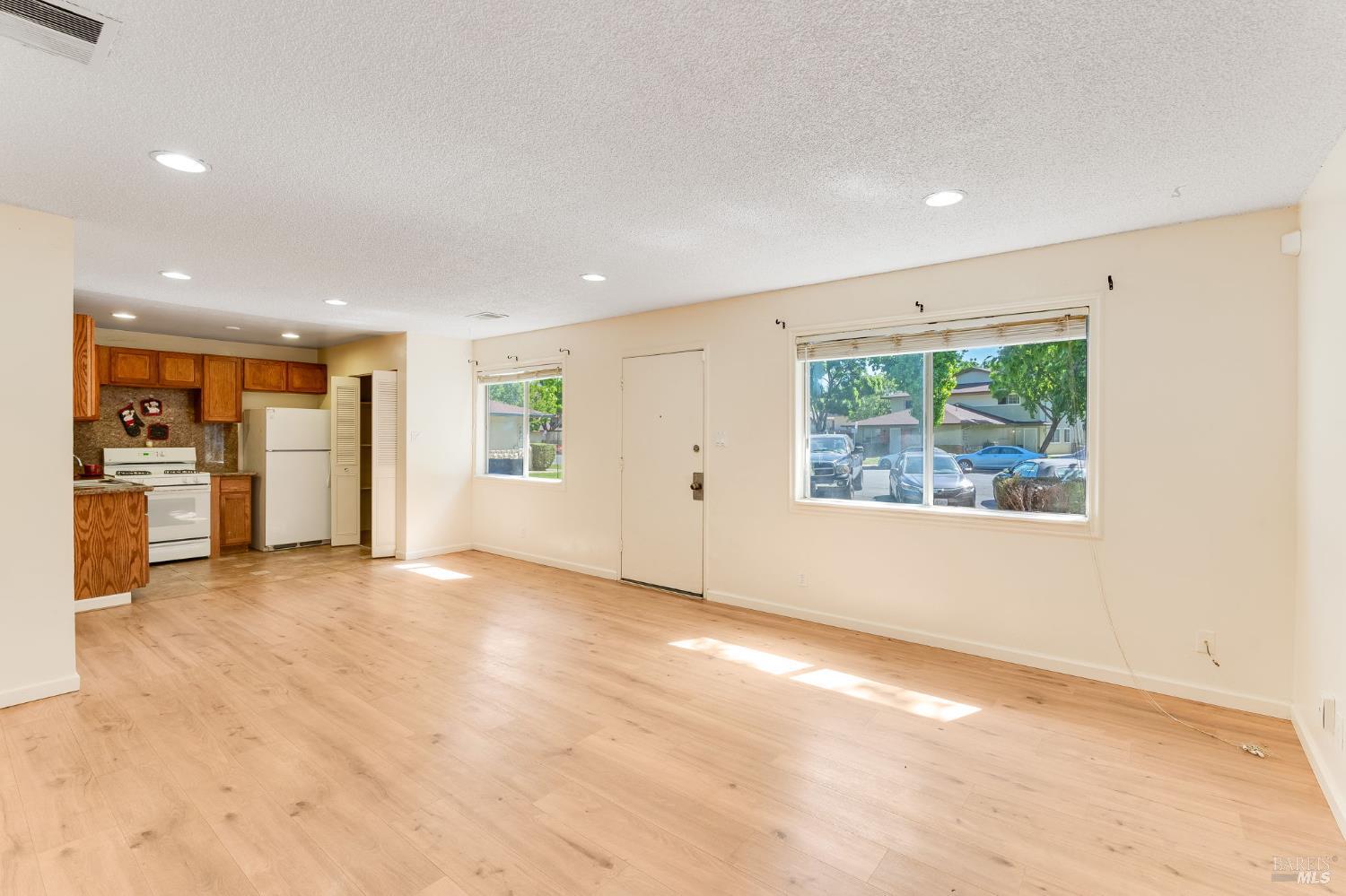 Detail Gallery Image 5 of 29 For 2404 Peppertree Ct #1,  Antioch,  CA 94509 - 2 Beds | 1 Baths