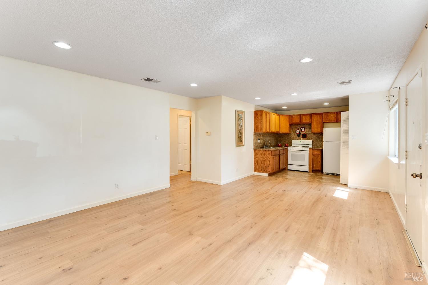 Detail Gallery Image 6 of 29 For 2404 Peppertree Ct #1,  Antioch,  CA 94509 - 2 Beds | 1 Baths