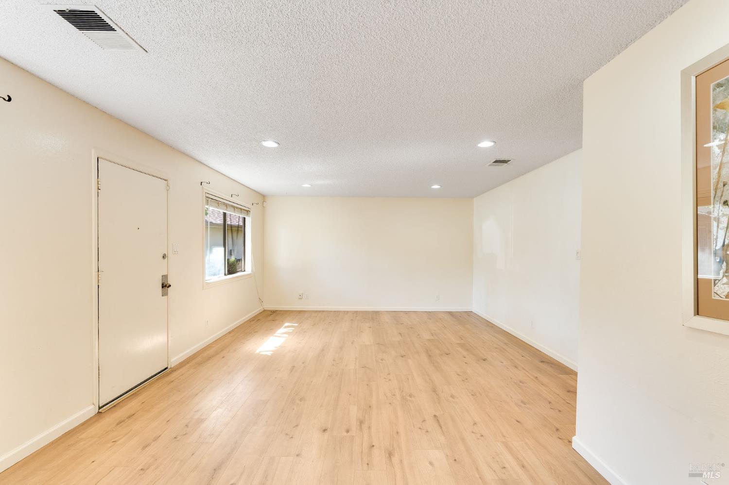 Detail Gallery Image 12 of 29 For 2404 Peppertree Ct #1,  Antioch,  CA 94509 - 2 Beds | 1 Baths