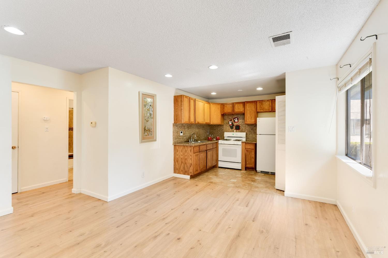 Detail Gallery Image 3 of 29 For 2404 Peppertree Ct #1,  Antioch,  CA 94509 - 2 Beds | 1 Baths